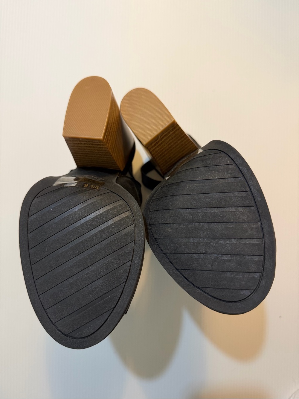 Qupid - Size 6- Black Peep-Toe Cutout Block Heel Sandals - Picture 7 of 9